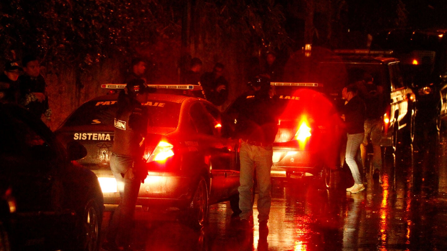 Miembros de la Polic&iacute;a venezolana alrededor de la casa de Leopoldo L&oacute;pez al salir de prisi&oacute;n y volver al arresto domiciliario
