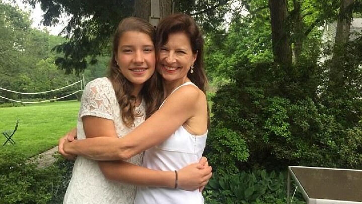 Charlotte junto a su madre