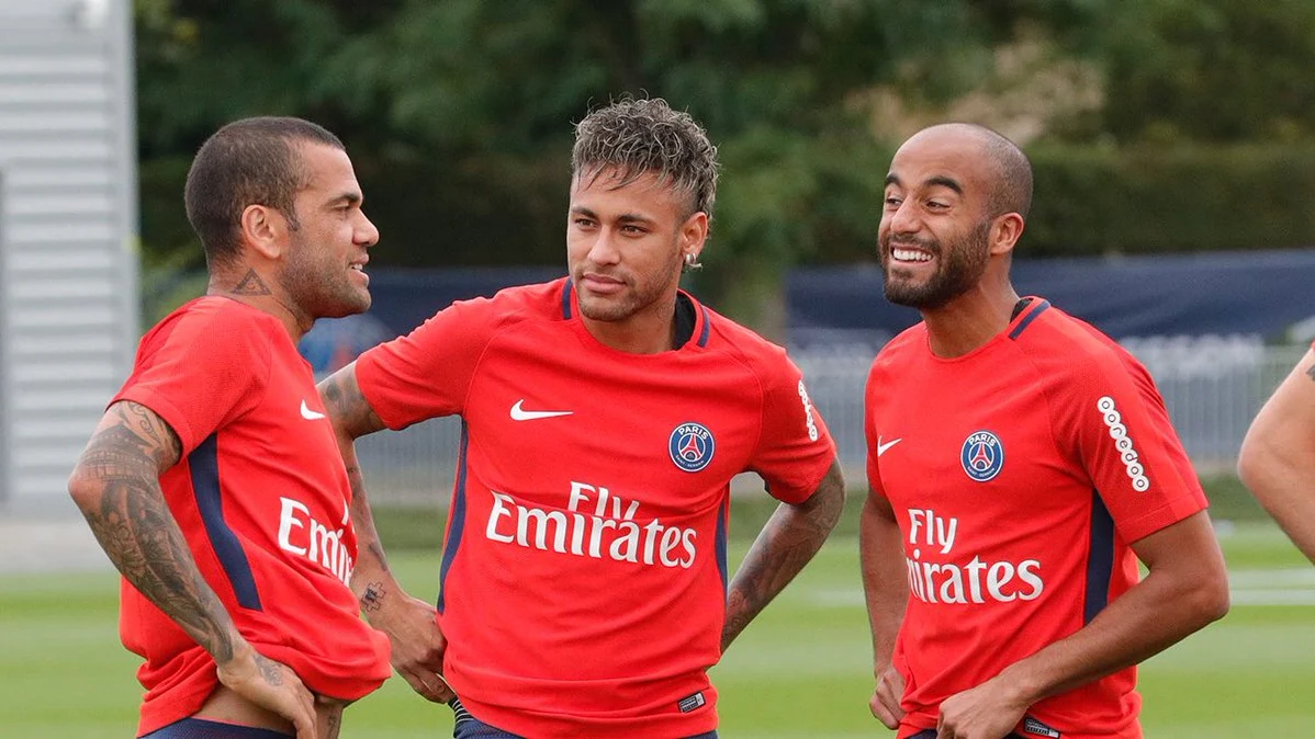 Neymar y Alves en el entrenamiento del PSG