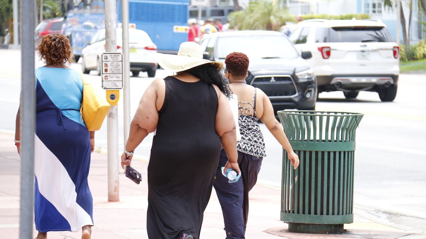 Mujeres con problema de obesidad, imagen de archivo