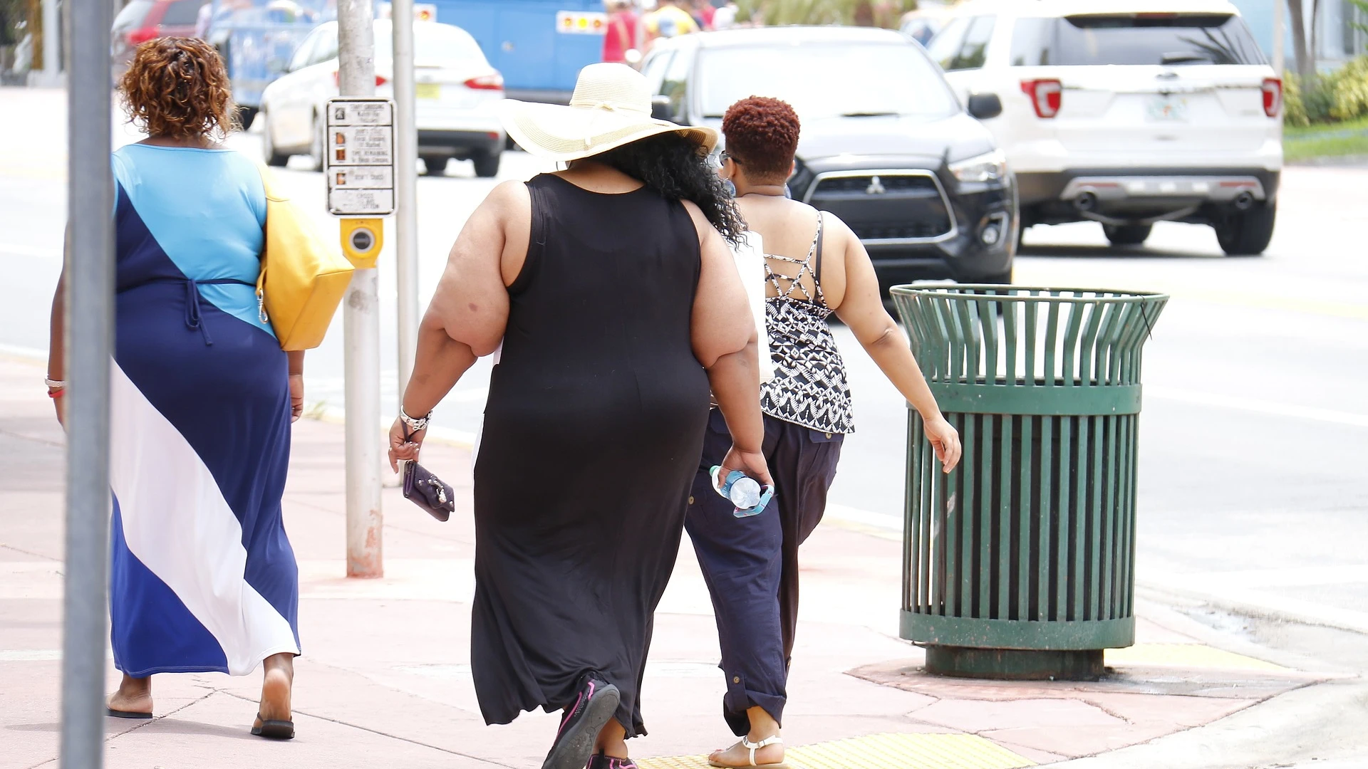 Mujeres con problema de obesidad, imagen de archivo