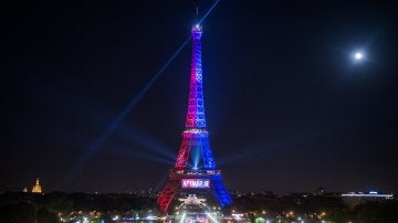 La Torre Eiffel iluminada con los colores del Paris Saint-Germain (PSG)