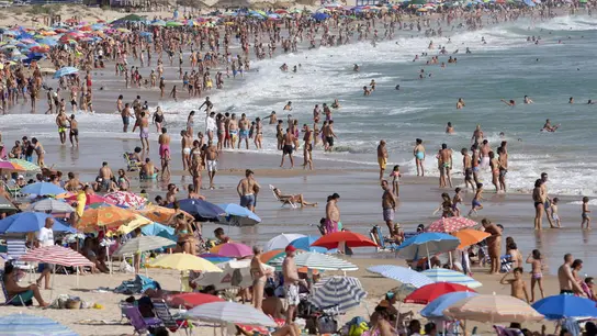 Miles de turistas visitan las playas españolas Miles de turistas visitan las playas españolas