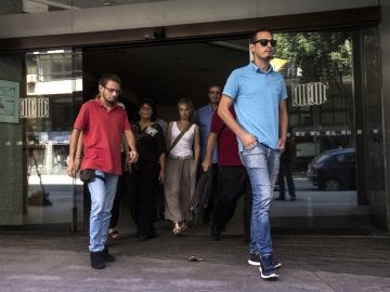 Miembros del comité de huelga de Eulen abandonan las dependencias del Departamento de Trabajo de la Generalitat Miembros del comité de huelga de Eulen abandonan las dependencias del Departamento de Trabajo de la Generalitat