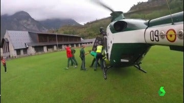 Los rescatados saliendo del helicóptero de la Guardia Civil