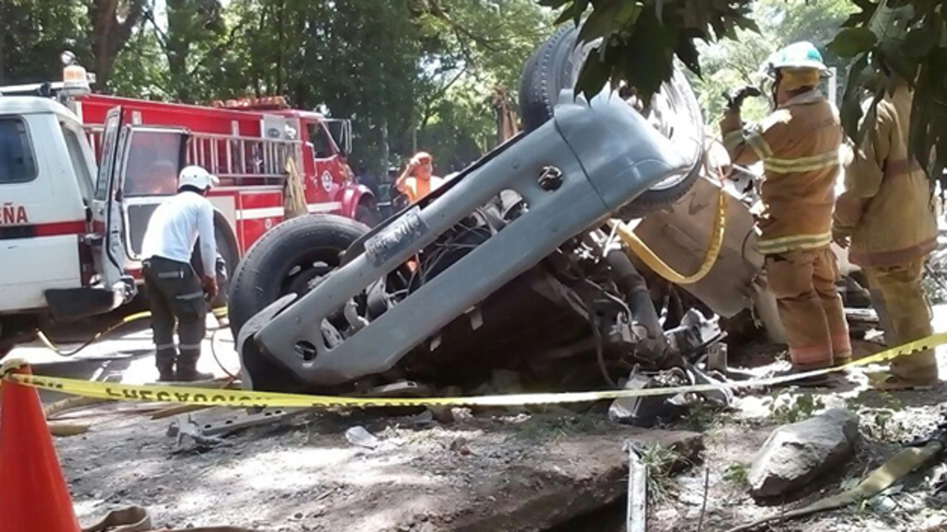 El Cuerpo de Bomberos de El Salvador en un accidente en una imagen de archivo