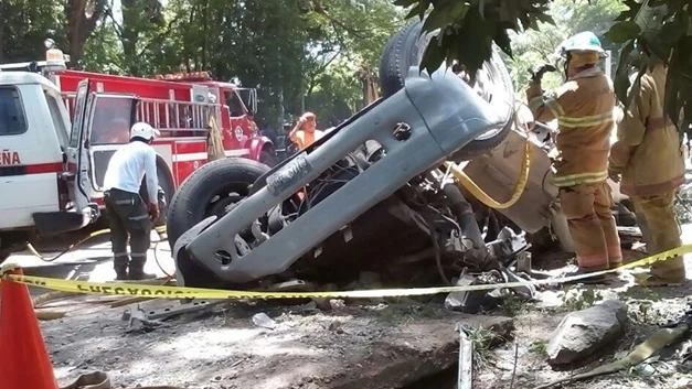 El Cuerpo de Bomberos de El Salvador en un accidente en una imagen de archivo