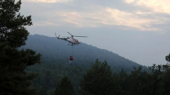 Un helicóptero trabaja en las labores de extinción del incendio forestal declarado en el municipio de Artés (Barcelona) Un helicóptero trabaja en las labores de extinción del incendio forestal declarado en el municipio de Artés (Barcelona)