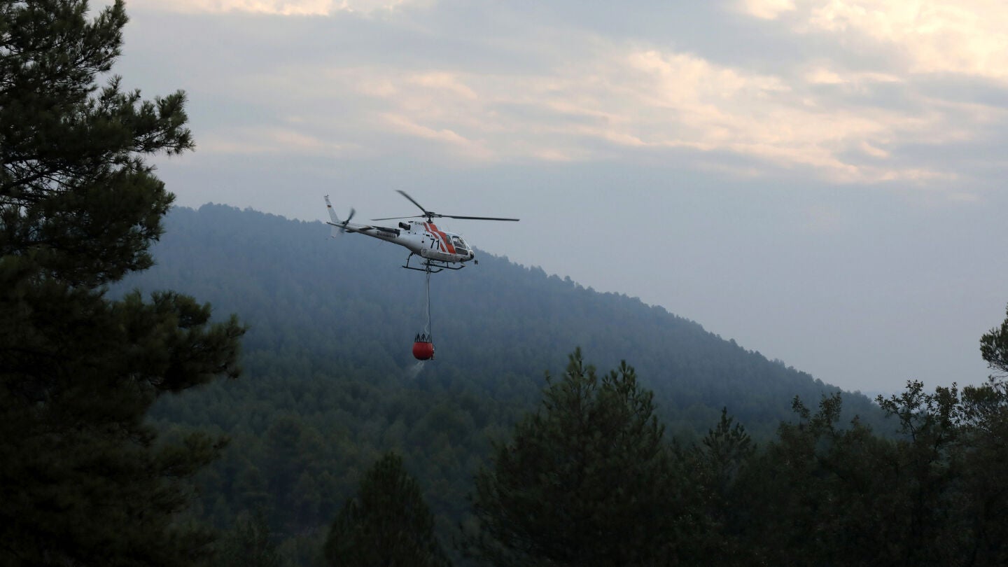 Un helic&oacute;ptero trabaja en las labores de extinci&oacute;n del incendio forestal declarado en el municipio de Art&eacute;s (Barcelona)