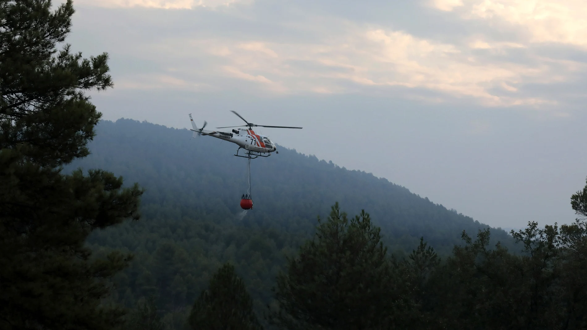 Un helicóptero trabaja en las labores de extinción del incendio forestal declarado en el municipio de Artés (Barcelona)