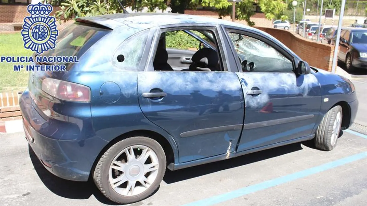 Estado del coche en el que fue detenido el alunicero más buscado de Madrid Estado del coche en el que fue detenido el alunicero más buscado de Madrid