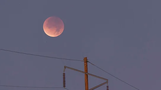Un eclipse lunar parcial tornara ligeramente rojizo a nuestro satelite Un eclipse lunar parcial tornara ligeramente rojizo a nuestro satelite