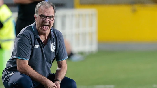 Marcelo Bielsa da instrucciones durante un partido Marcelo Bielsa da instrucciones durante un partido