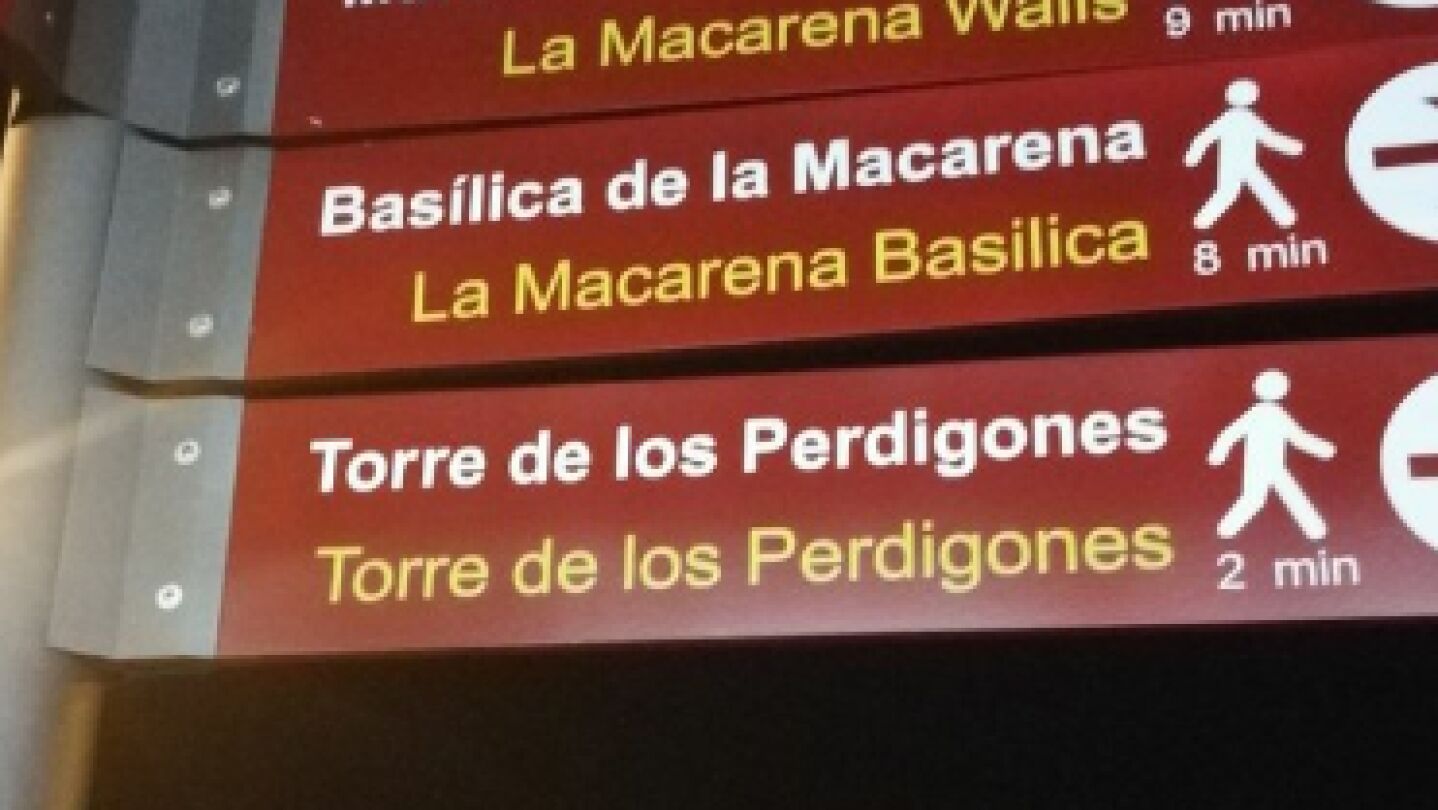Multitud de usuarios se burlan en las redes de la traducci&oacute;n de unos carteles en Sevilla