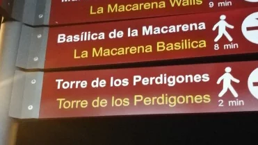 Multitud de usuarios se burlan en las redes de la traducci&oacute;n de unos carteles en Sevilla
