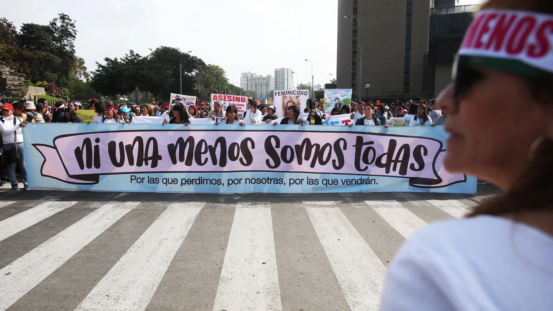 Miles de mujeres participan en la manifestación en Perú