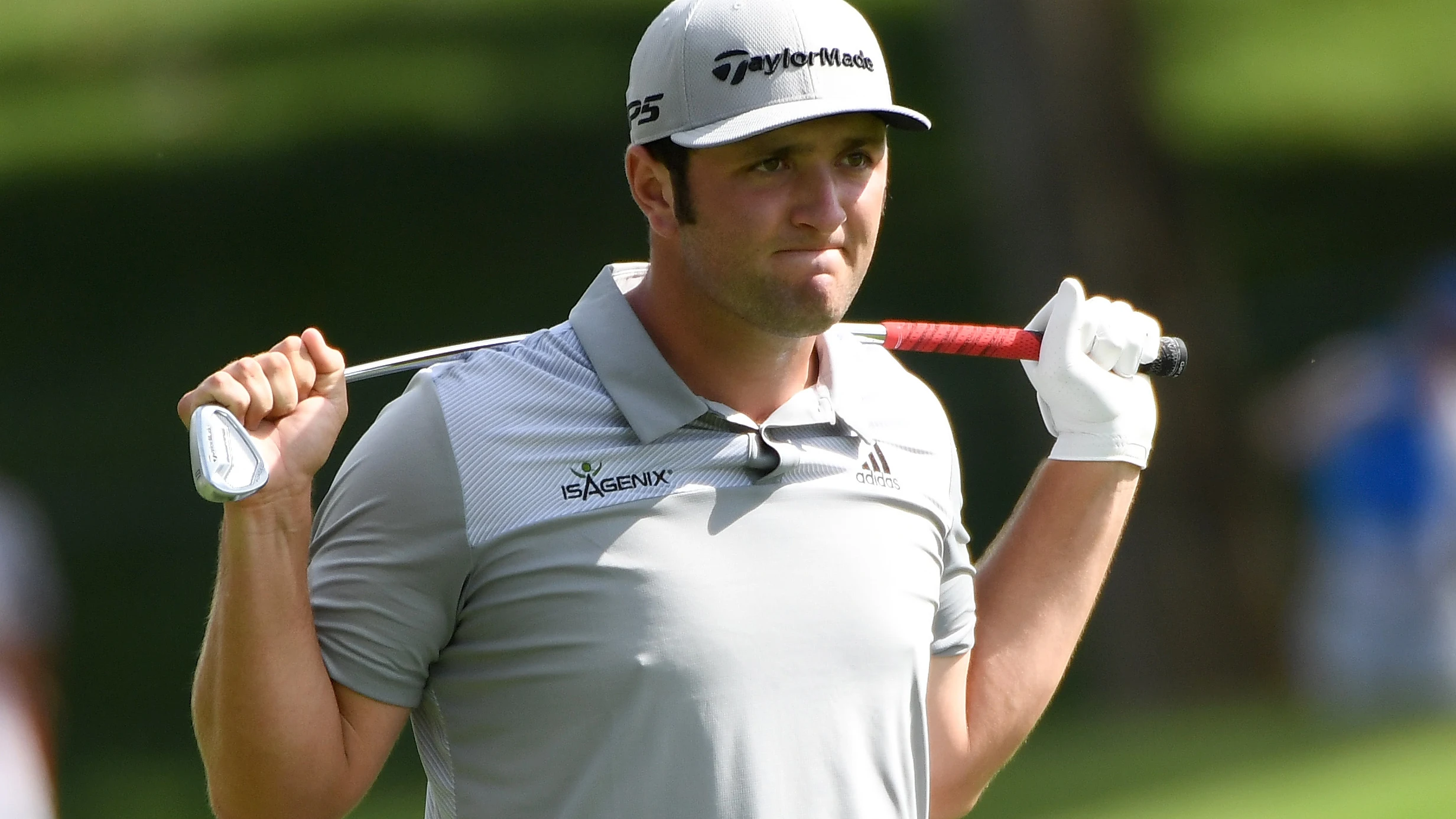 Jon Rahm se lamenta tras un golpe en el hoyo 18