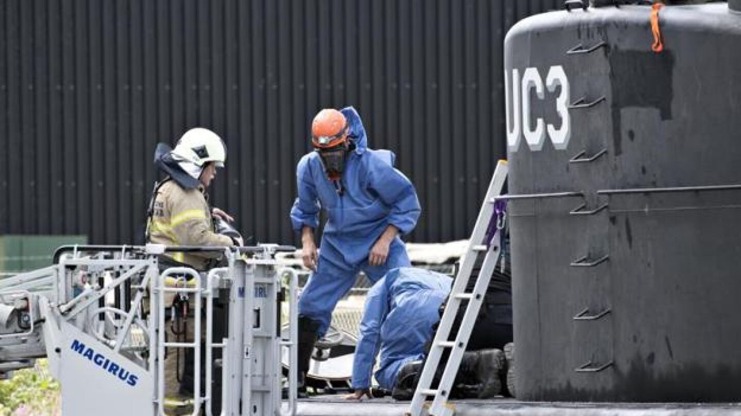 Investigadores analizan el submarino