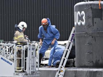 Investigadores analizan el submarino Investigadores analizan el submarino