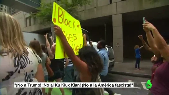 Se manifiestan Cientos de personas en todo EE.UU. contra los supremacistas blancos: "¡No a la América fascista!" Se manifiestan Cientos de personas en todo EE.UU. contra los supremacistas blancos: "¡No a la América fascista!"