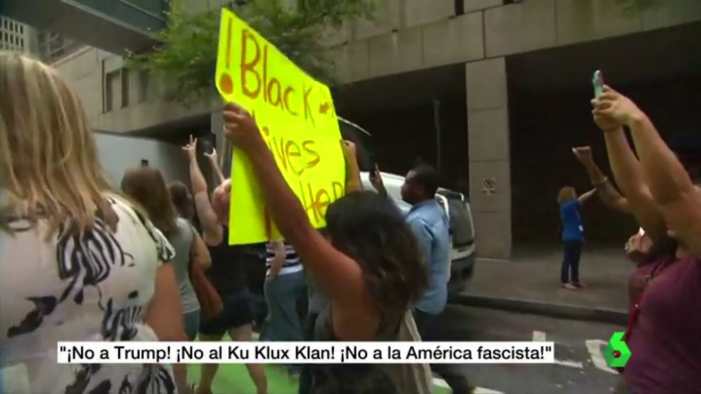 Se manifiestan Cientos de personas en todo EE.UU. contra los supremacistas blancos: "&iexcl;No a la Am&eacute;rica fascista!"