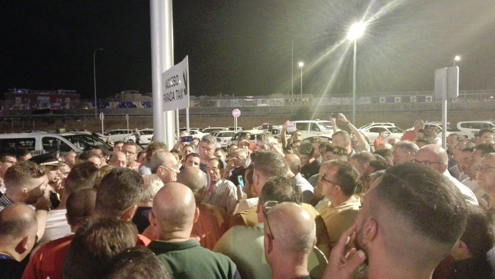 El alcalde de Málaga hablando con los taxistas en el real de la feria