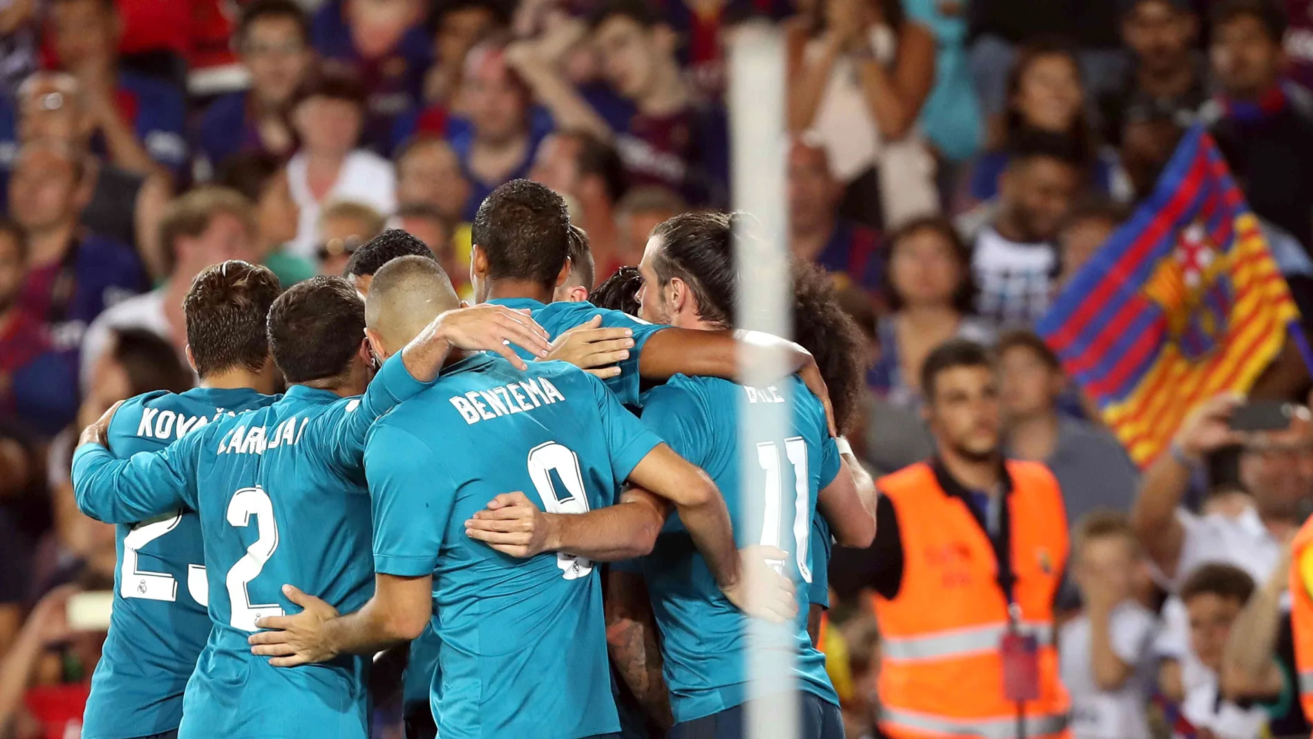 El Real Madrid celebra un gol en el Camp Nou