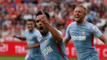 Radamel Falcao celebra un de los tres goles anotados ante el Dijon