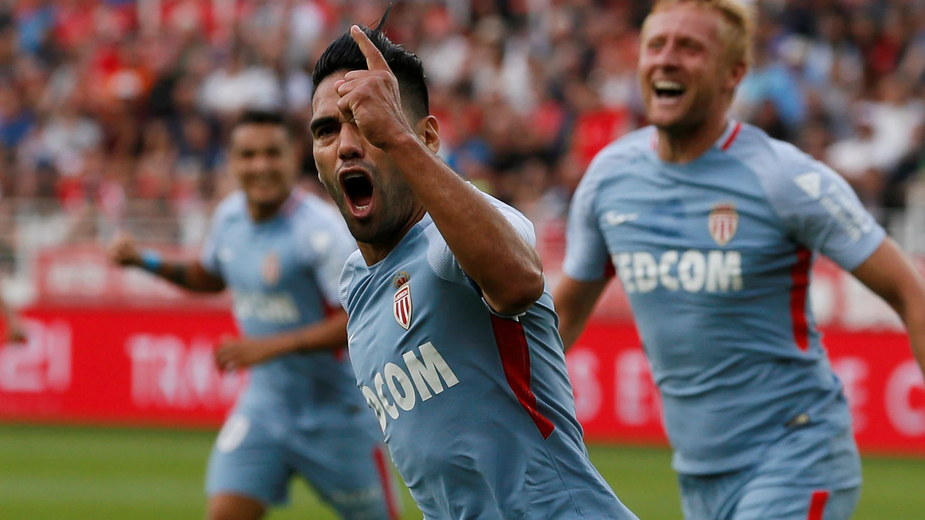 Radamel Falcao celebra un de los tres goles anotados ante el Dijon