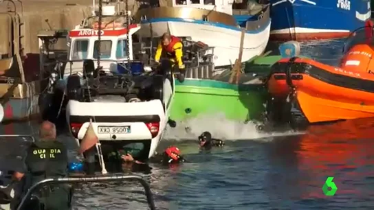 La Guardia Civil saca el coche de debajo del mar La Guardia Civil saca el coche de debajo del mar