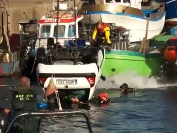 La Guardia Civil saca el coche de debajo del mar La Guardia Civil saca el coche de debajo del mar