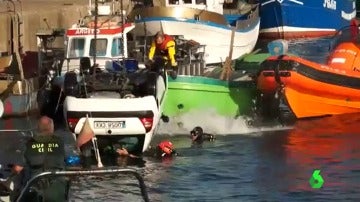 La Guardia Civil saca el coche de debajo del mar