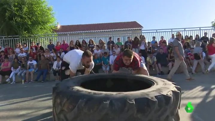 Voltear una rueda de un tractor es una de las pruebas de esta competición