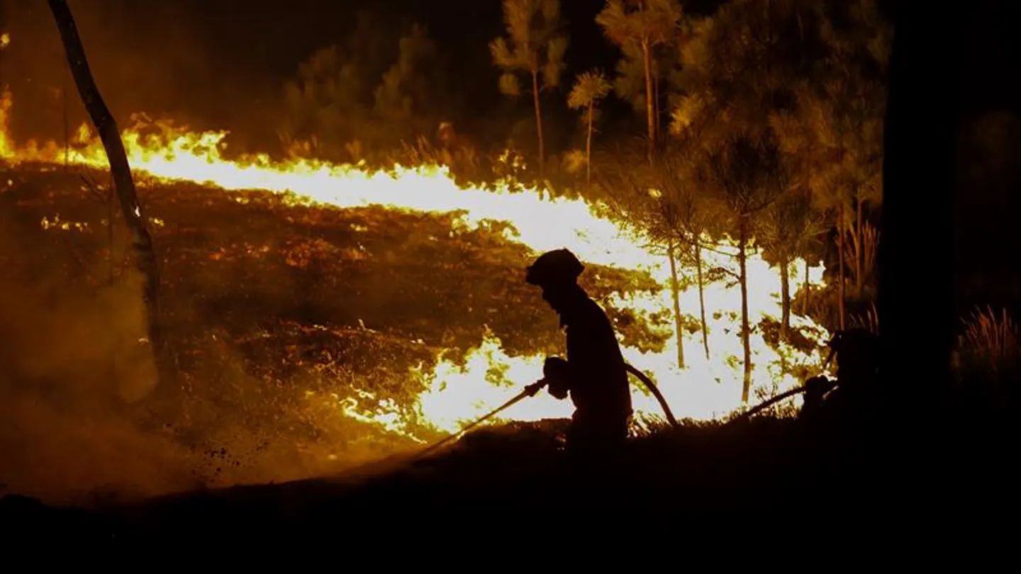 Los bomberos intentan sofocar un fuego en Portugal Los bomberos intentan sofocar un fuego en Portugal