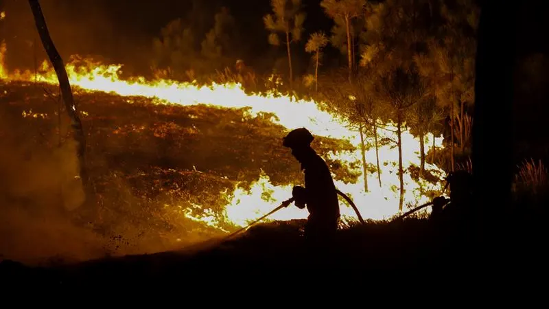 Los bomberos intentan sofocar un fuego en Portugal Los bomberos intentan sofocar un fuego en Portugal