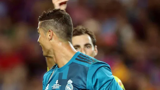 El colegiado expulsa a Cristiano Ronaldo en el Camp Nou El colegiado expulsa a Cristiano Ronaldo en el Camp Nou