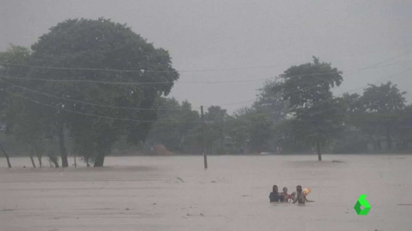 Los 81 turistas espa&ntilde;oles atrapados en Nepal abandonan la zona inundada sanos y salvos