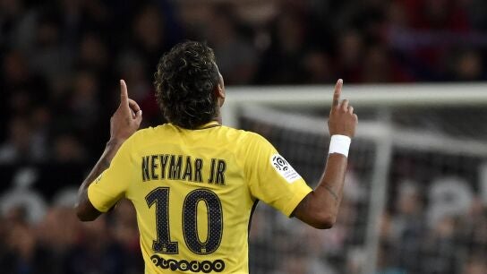 Celebrando su primer gol