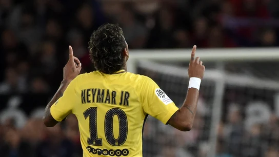 Celebrando su primer gol Celebrando su primer gol