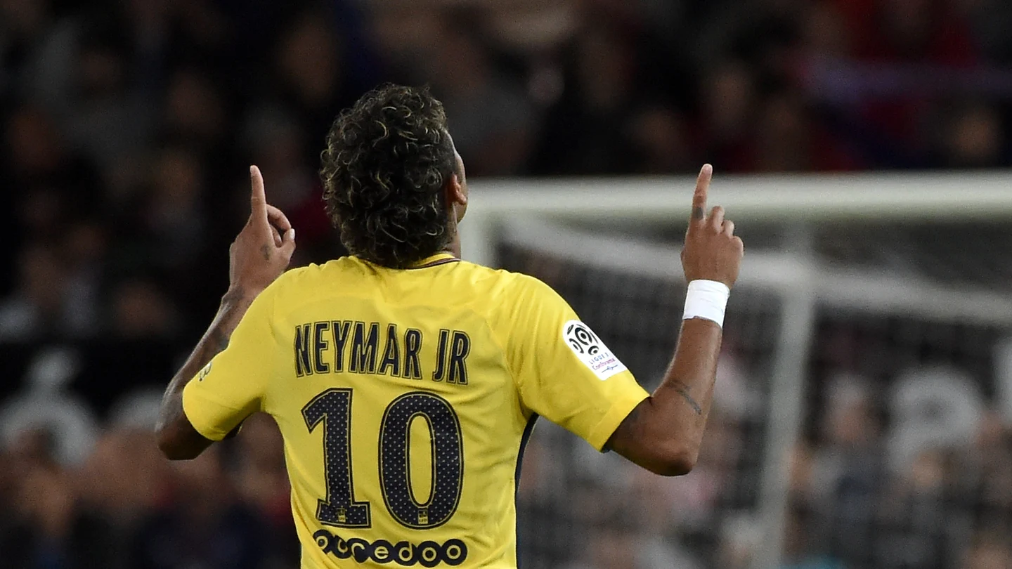 Celebrando su primer gol Celebrando su primer gol