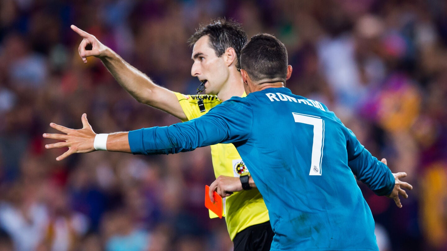 Cristiano Ronaldo protesta su expulsi&oacute;n a De Burgos Bengoetxea