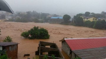 Las inundaciones de Sierra Leona están provocando la anegación de muchas carreteras