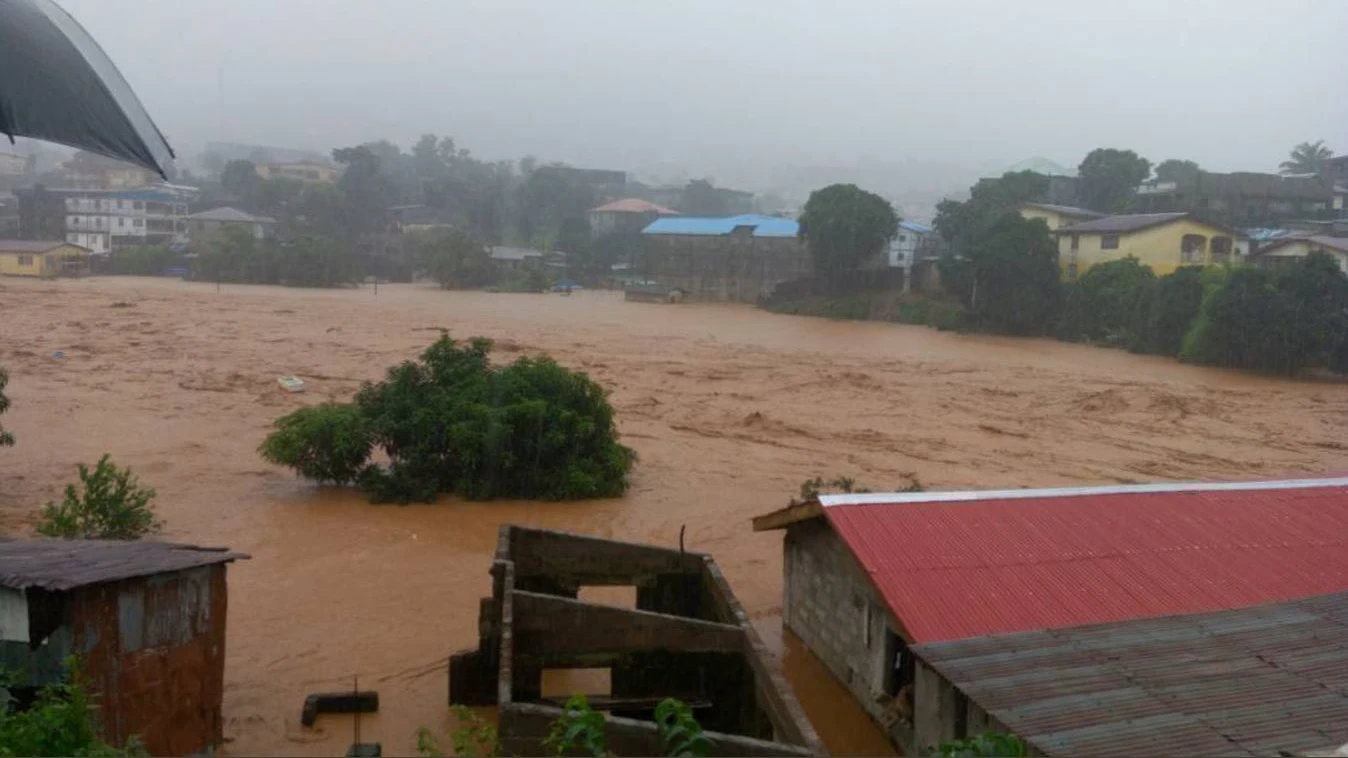 Las inundaciones de Sierra Leona están provocando la anegación de muchas carreteras Las inundaciones de Sierra Leona están provocando la anegación de muchas carreteras