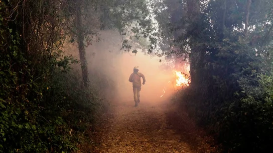 Un bombero en el incendio de Portugal Un bombero en el incendio de Portugal