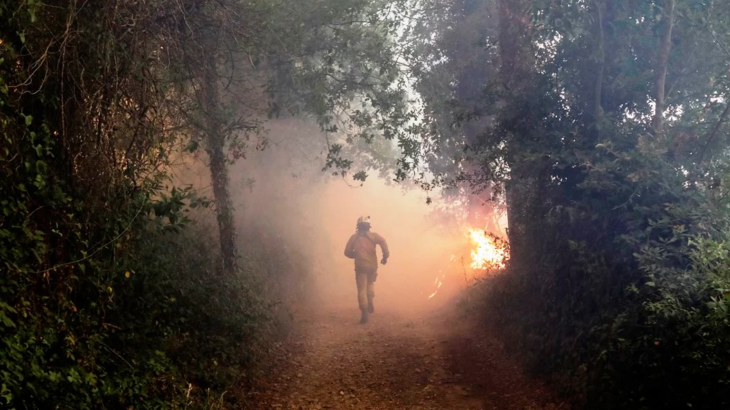 Un bombero en el incendio de Portugal