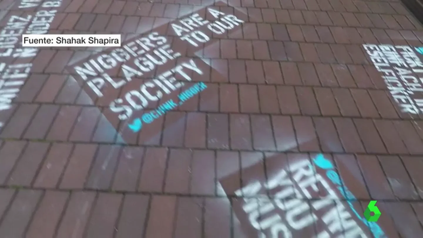 Un joven pinta tuits racistas en las calles de Hamburgo para denunciar estos mensajes Un joven pinta tuits racistas en las calles de Hamburgo para denunciar estos mensajes