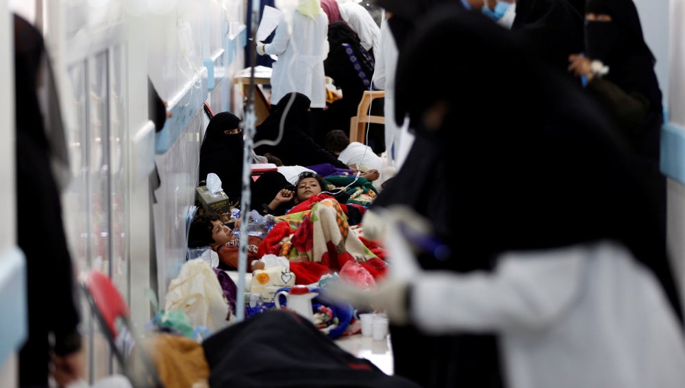 Niños infectados de cólera en un hospital en Yemen