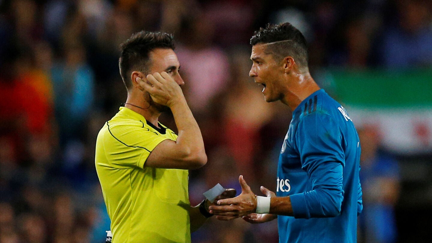 Cristiano Ronaldo protesta ante De Burgos Bengoetxea