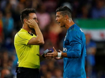 Cristiano Ronaldo protesta ante De Burgos Bengoetxea Cristiano Ronaldo protesta ante De Burgos Bengoetxea