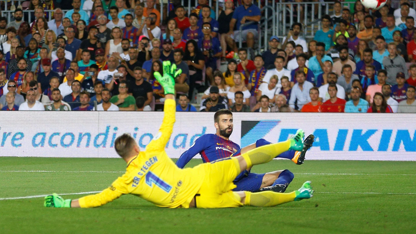 Piqué, en el momento de marcar un gol en propia puerta ante el Real Madrid Piqué, en el momento de marcar un gol en propia puerta ante el Real Madrid